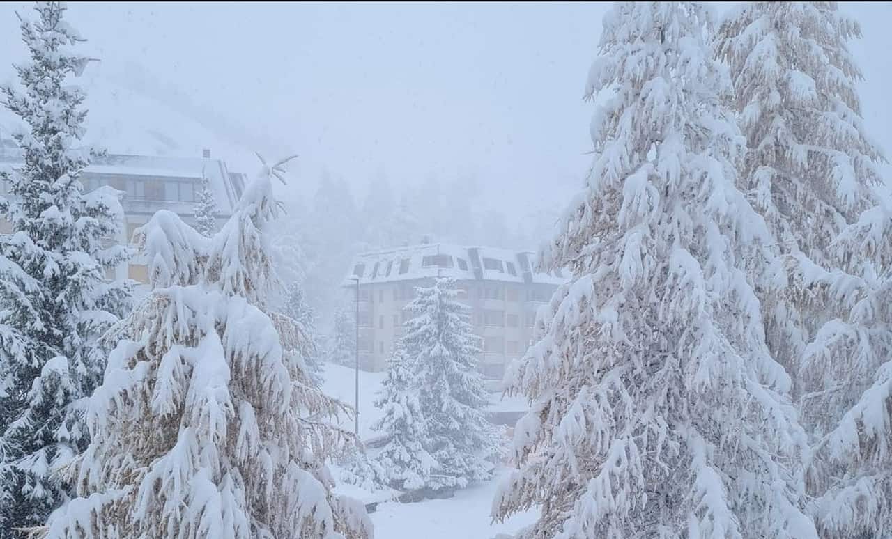 METEO, cade tantissima NEVE. Alpi sommerse fino a 1 metro di neve in quota