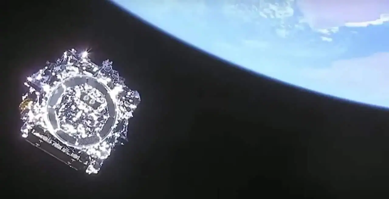 Il telescopio appena lanciato con la Terra sullo sfondo