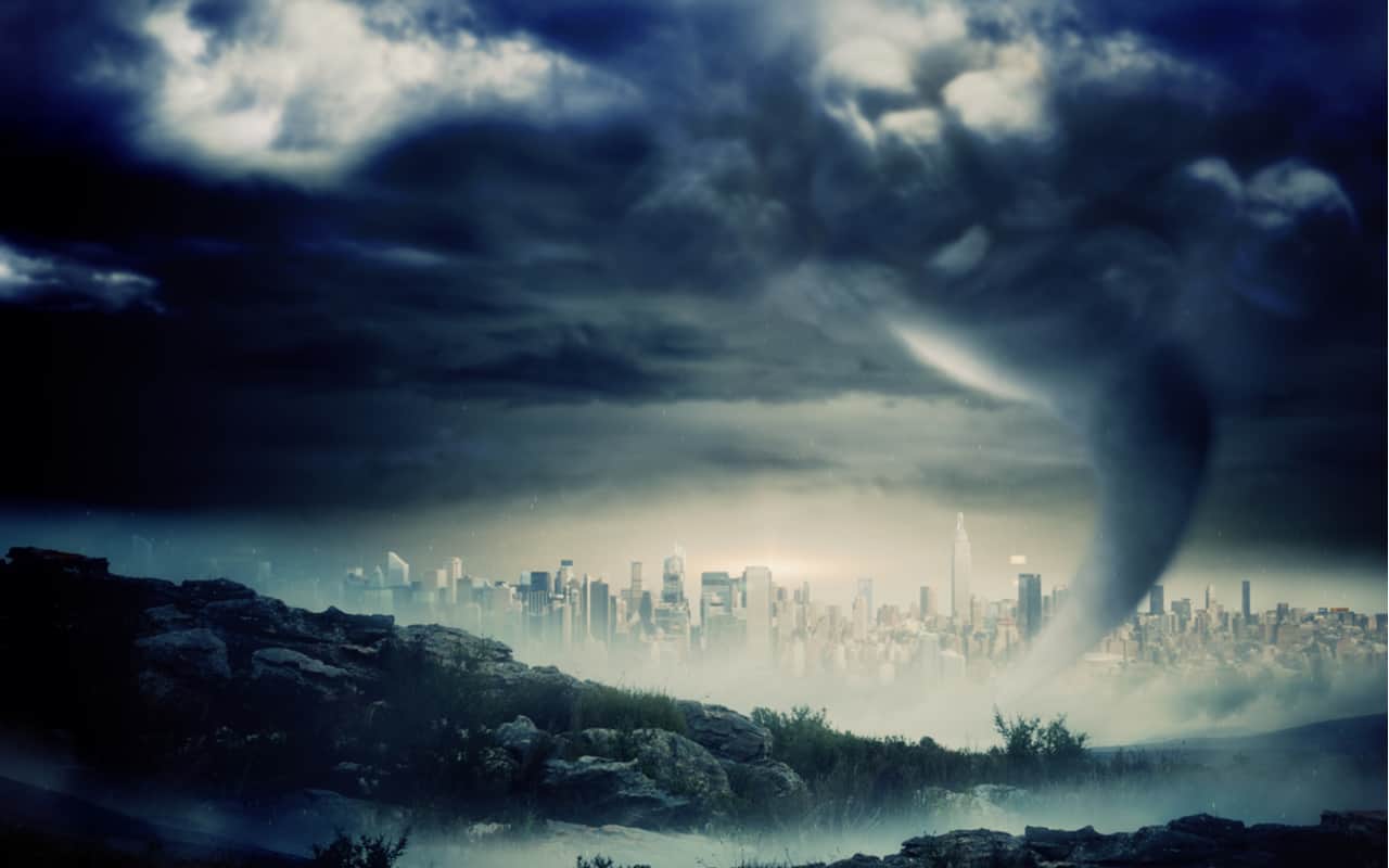 METEO negli USA: serie di TORNADO, decine di VITTIME. Crolla un centro AMAZON. E’ devastante
