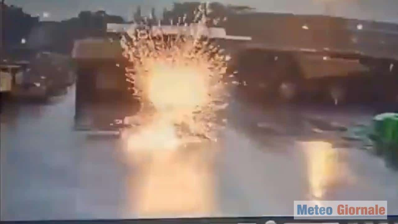 Uomo colpito in pieno da fulmine. Si salva dopo 4 giorni di ospedale. Video meteo