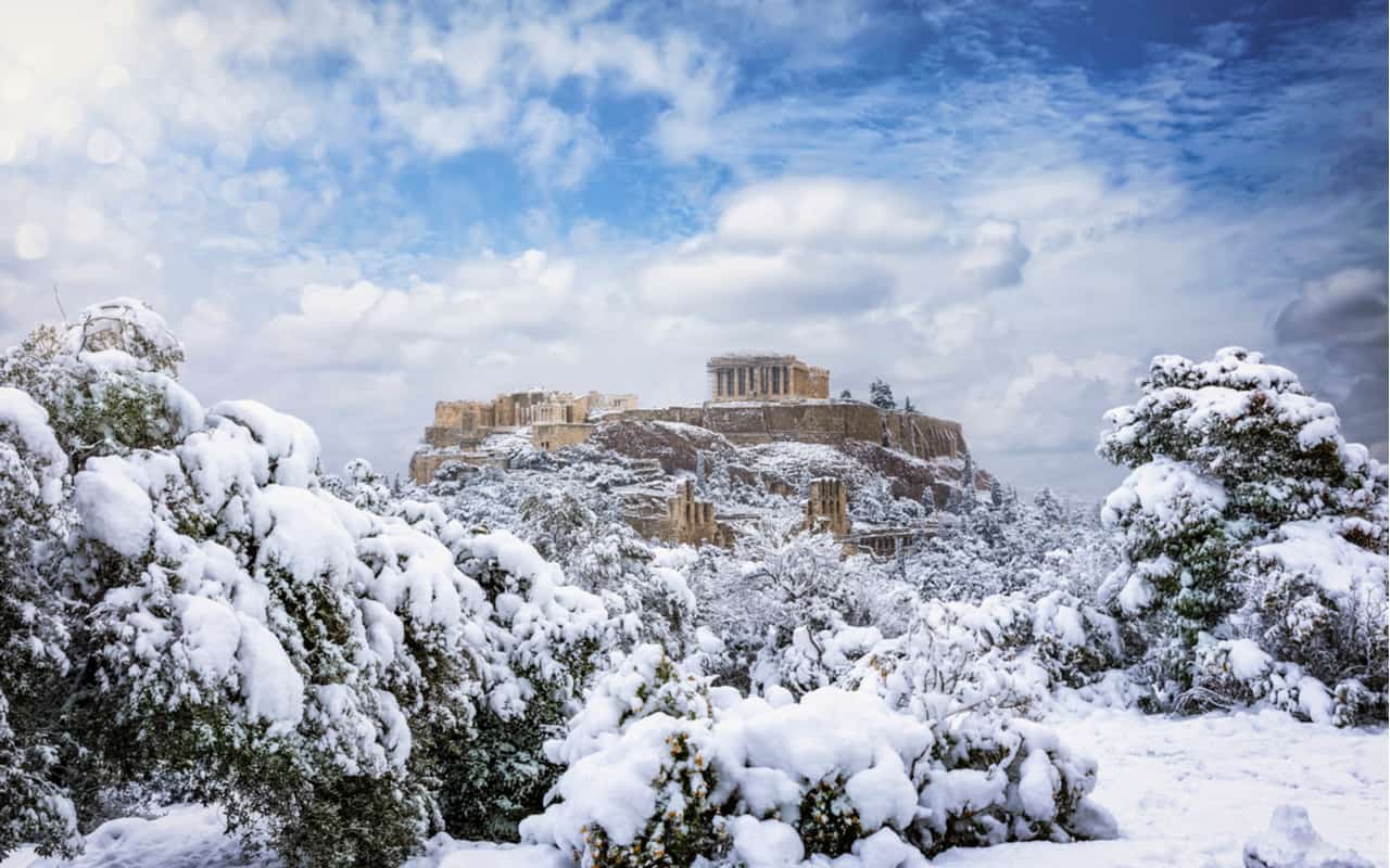 Meteo con ondata di gelo, neve anche su Atene. Peggioramento