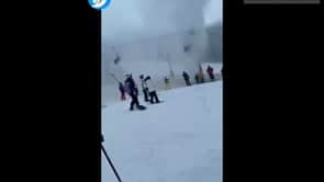 Sciatori investiti da un improvviso geyser. Video meteo
