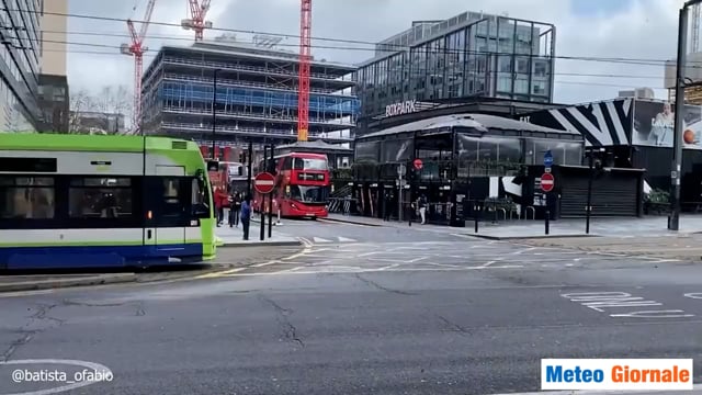 Londra è dentro il vento dell’uragano di Eunice. Pedoni spazzati via dal vento. Video meteo
