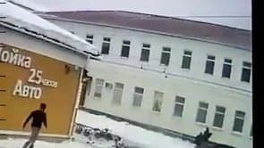 Russia, cumuli di neve sui tetti crollano colpiscono i passanti. Video meteo