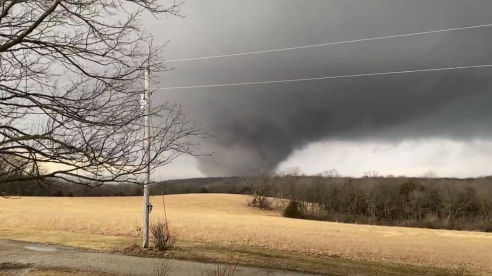 Nord America, 6 morti per un potente tornado. Escalation di tornado nel Midwest