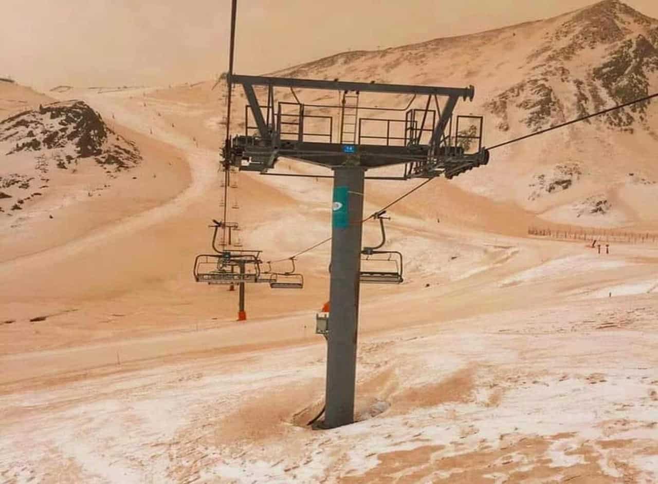Meteo, la NEVE diventa ROSSA: l’effetto della sabbia del deserto del Sahara. Intensità mai vista prima