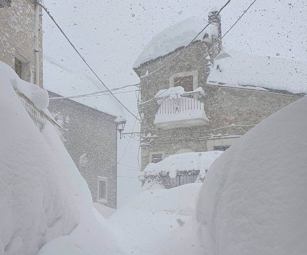 Video Meteo dall’Abruzzo, fra muri di neve alti più di due metri