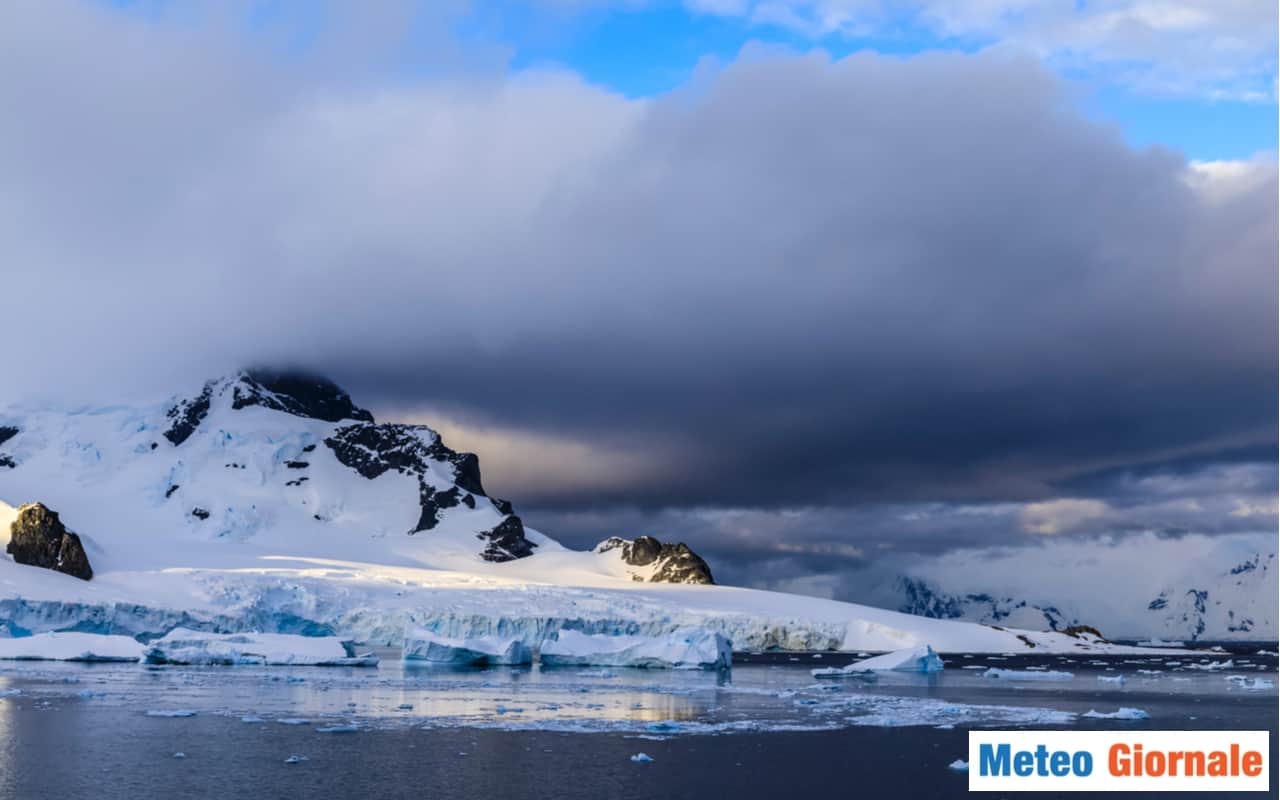 Crollo improvviso di una piattaforma di ghiaccio antartico