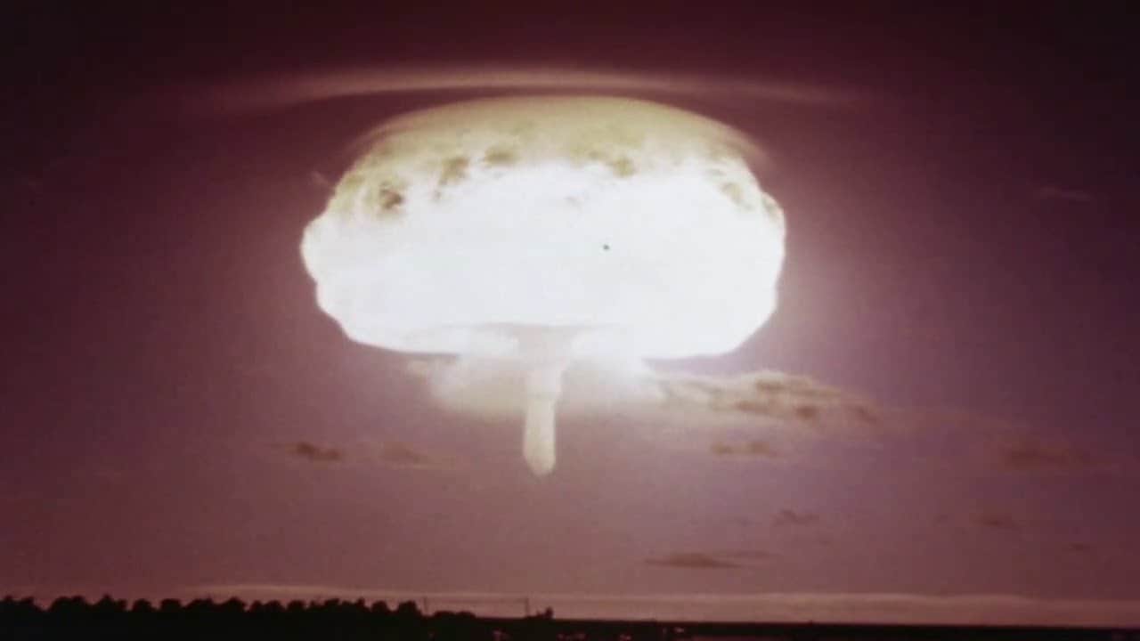 Varie esplosioni di Bombe Atomiche americane. Si tratta di test. Video autentici 21 Varie esplosioni di Bombe Atomiche americane. Si tratta di test. Video autentici