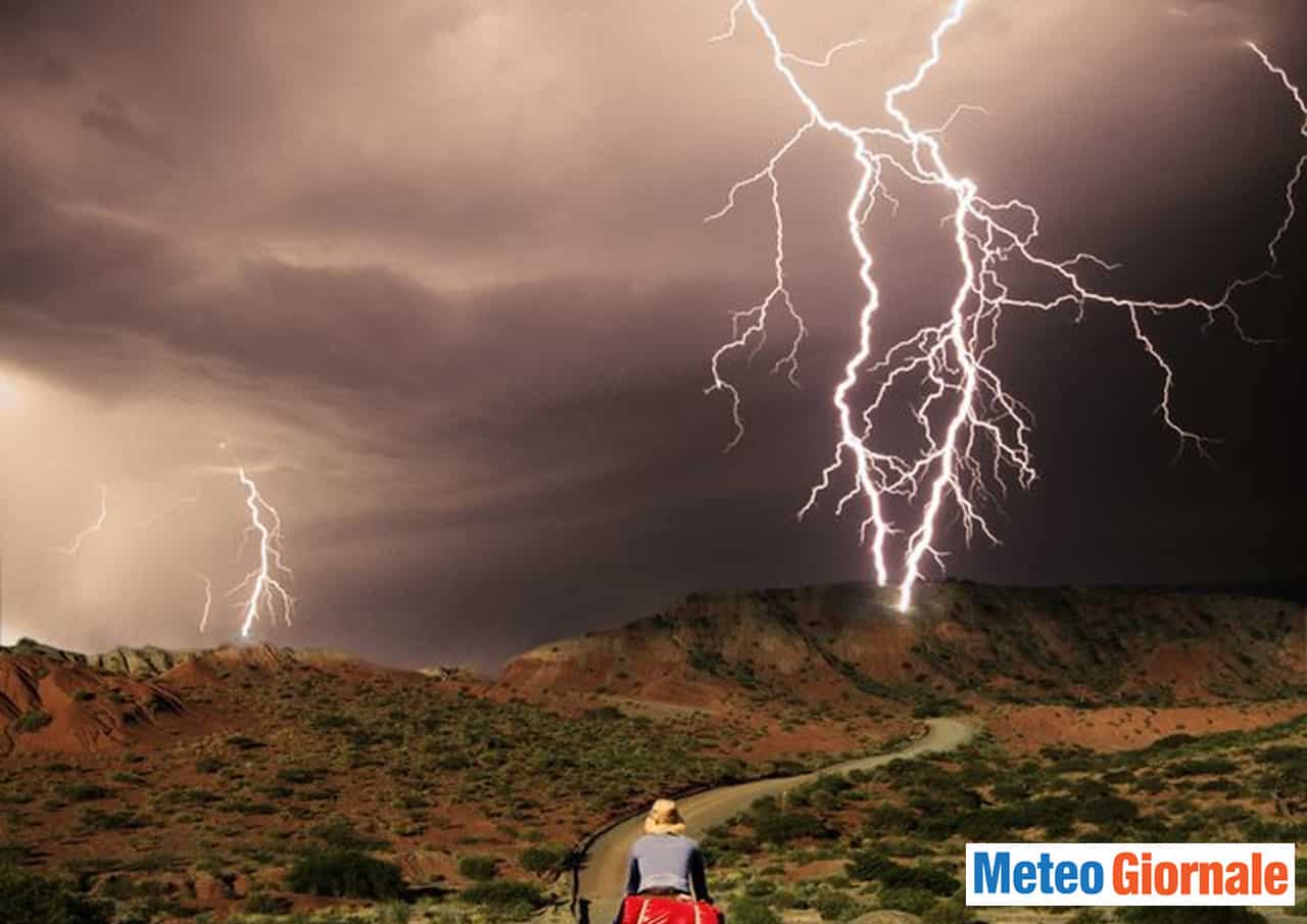 Meteo: inizia la stagione dei TEMPORALI e dei FULMINI. Come evitare rischi fulmini pericolo - Meteo: inizia la stagione dei TEMPORALI e dei FULMINI. Come evitare rischi
