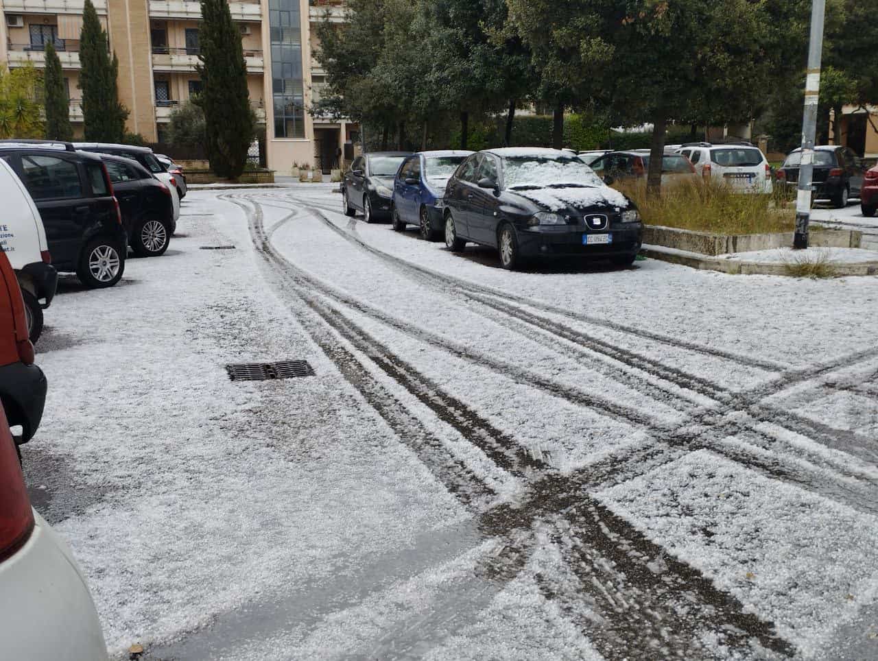 Meteo Roma, fitte grandinate in città. La neve a quote molto basse