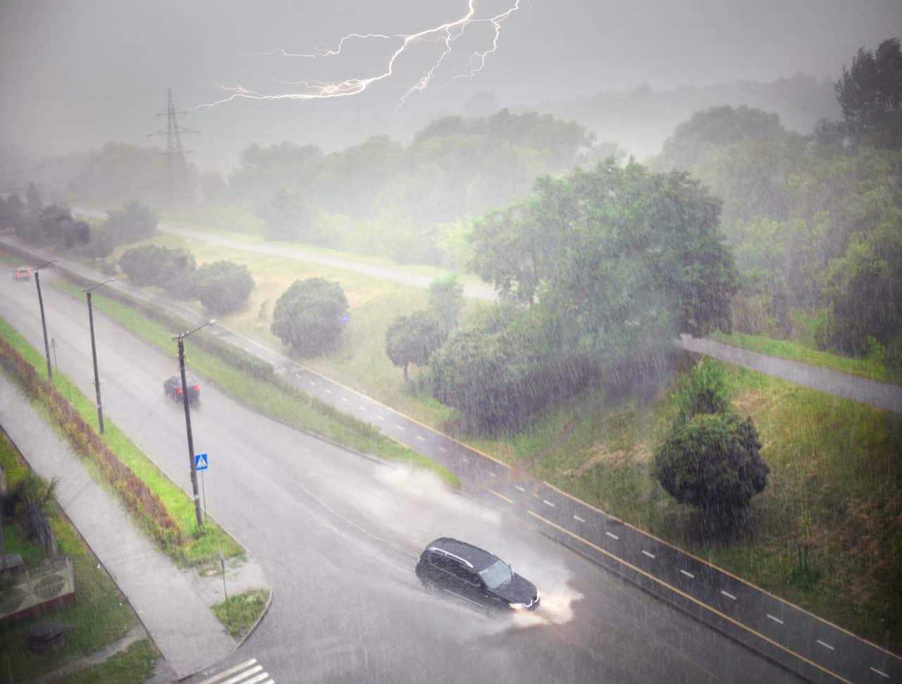 Meteo con escalation di TORNADO nel Nord Italia. Grandine anche grossa. NEVE sino in pianura. Tempeste di fulmini