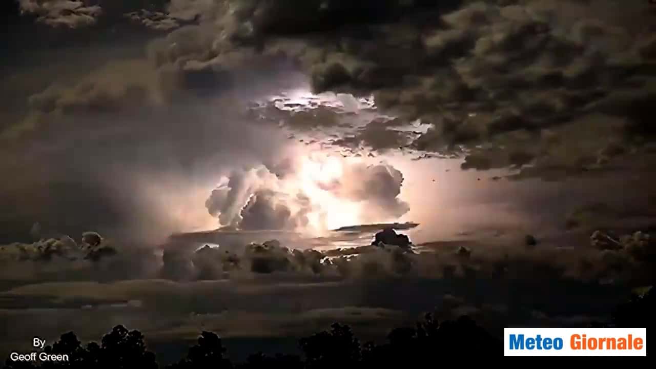 Temporale con decine di fulmini al secondo. Video meteo