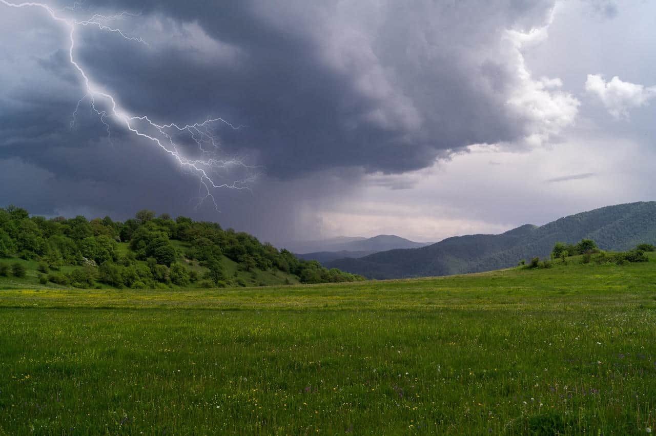 Meteo weekend del 1° Maggio, in arrivo una sfilza di TEMPORALI. Ecco dove