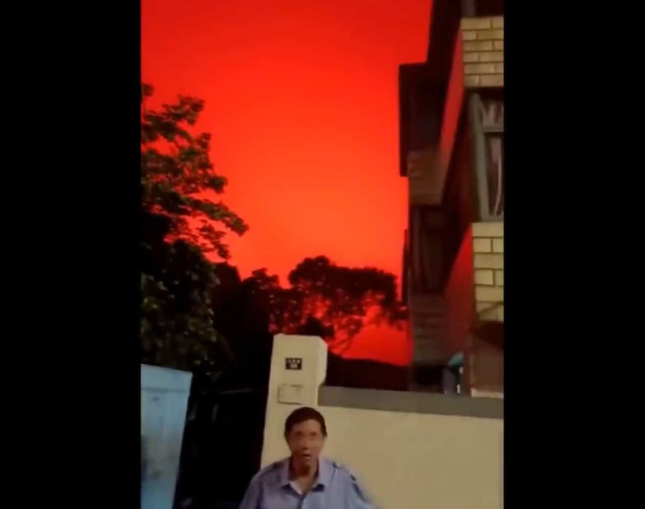 Misterioso Cielo rosso in Cina. Abitanti preoccupati. Video meteo