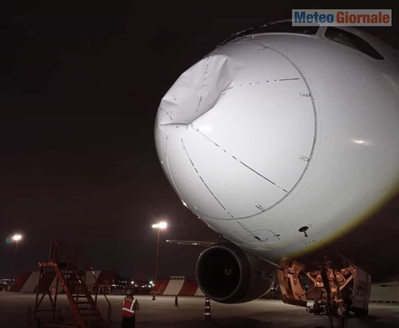 Messico, grandine enorme rischia di abbattere un aereo in volo. Foto documentario
