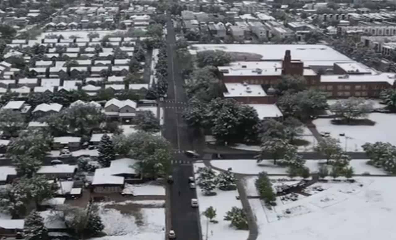 Meteo dal caldo rovente alla NEVE in un giorno. Succede a Denver, il video