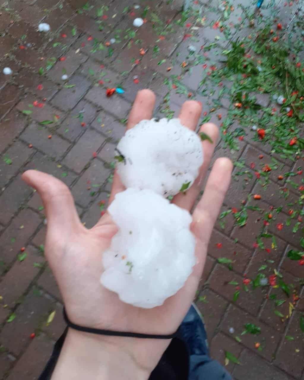 Devastanti grandinate in varie località del Nord Italia. Chicchi sino a 6-7 cm di diametro. Video meteo