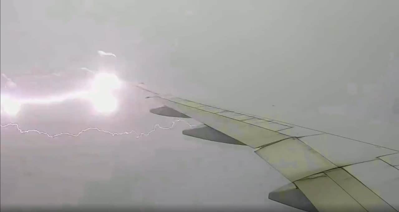 Aereo colpito da un fulmine. I disastri aerei causati dai fulmini. Video Meteo