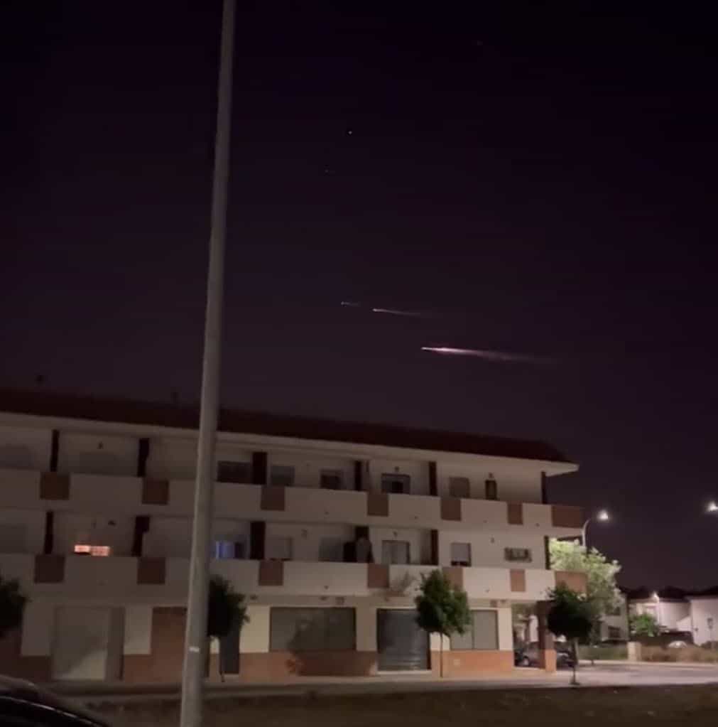 Cadono detriti dallo spazio verso la Spagna. Video
