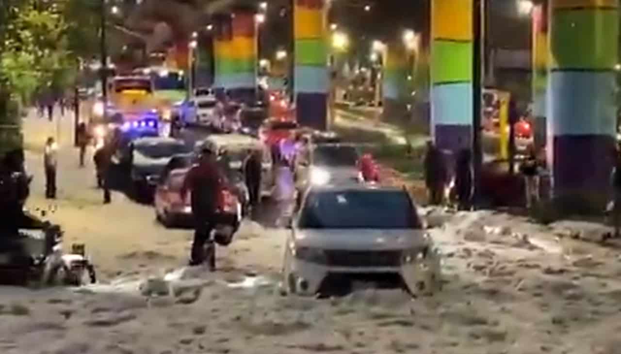 Città del Messico paralizzata: fiumi di ghiaccio dopo una tempesta di grandine