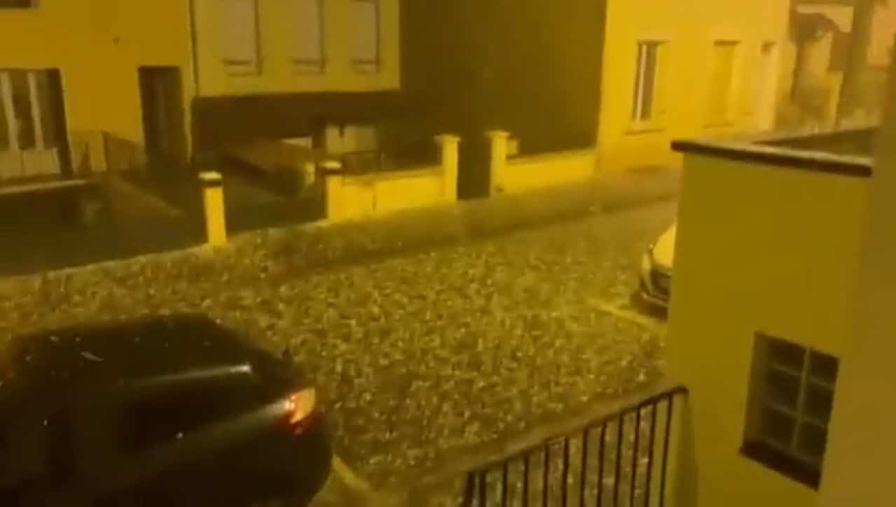 Francia cadono blocchi di ghiaccio dal cielo, grandine devastante. Video Meteo