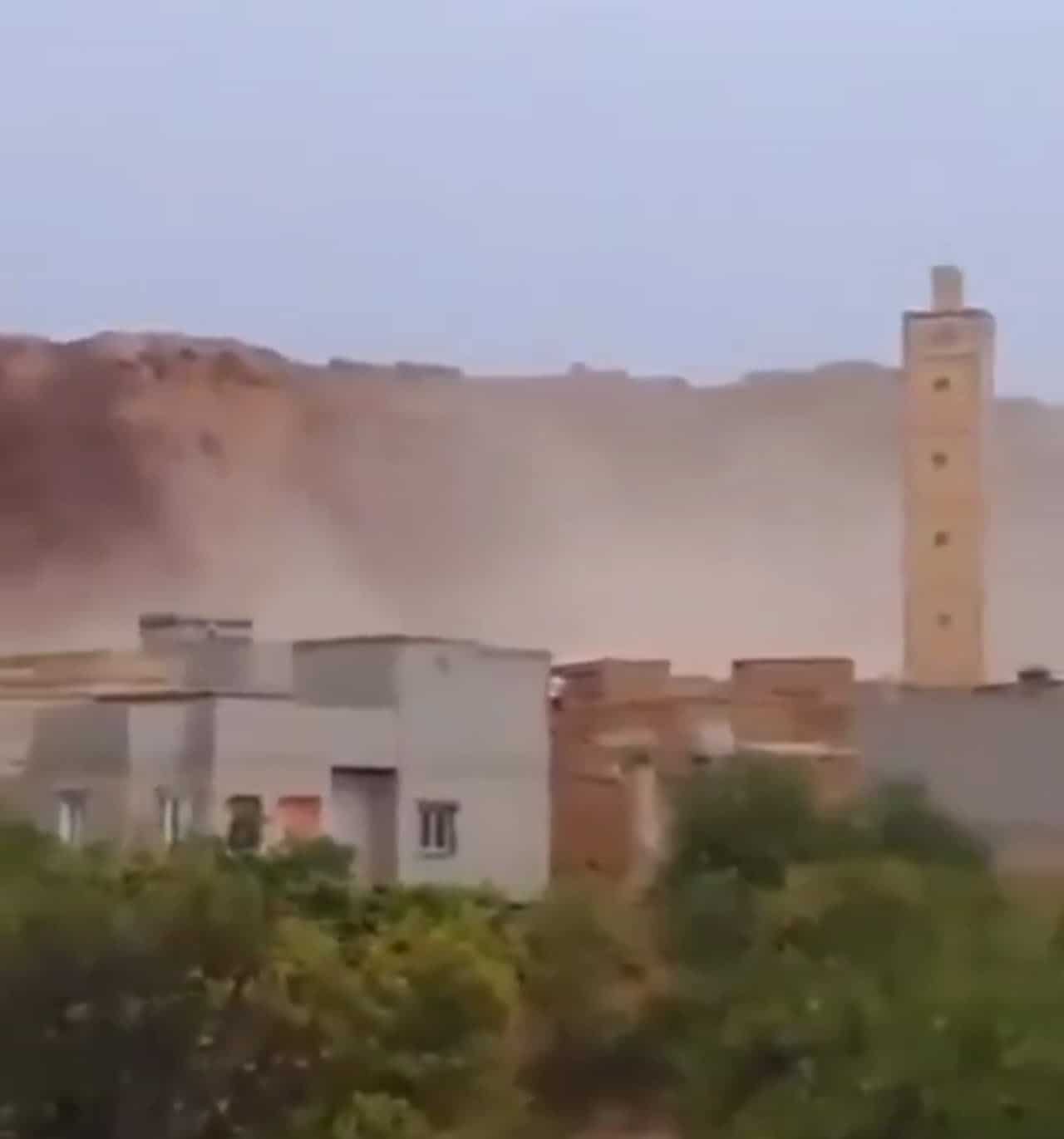 Le piogge italiane vanno nel deserto del Marocco con alluvioni. Video meteo
