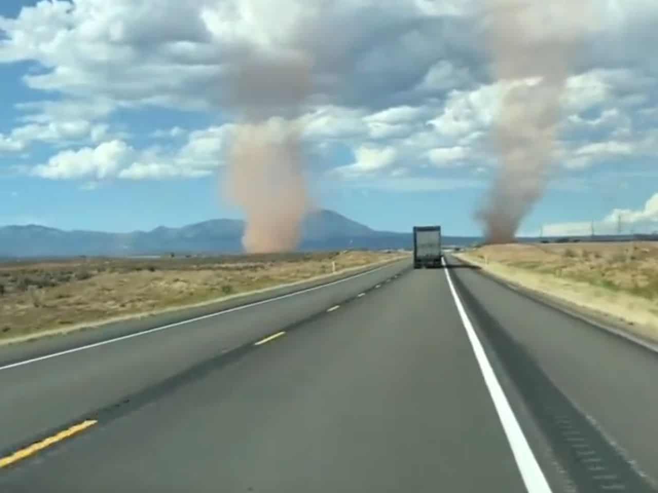 Doppio dust devil nelle strade dello Utah, negli USA