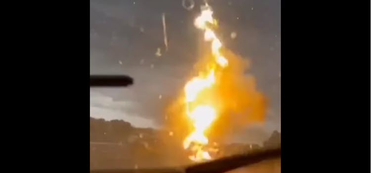 Fulmine colpisce un’auto. Video Meteo