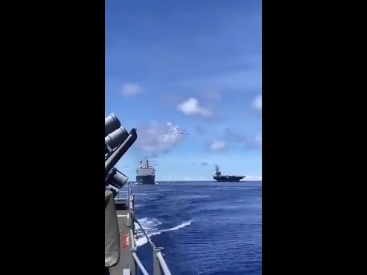 Gli aerei della Marina Militare degli Stati Uniti volano vicino all'isola di Taiwan