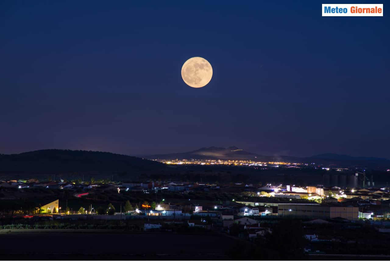 Spettacolo in cielo, stanotte la Superluna più luminosa e gigante dell’anno super luna luglio 2022 - Spettacolo in cielo, stanotte la Superluna più luminosa e gigante dell’anno