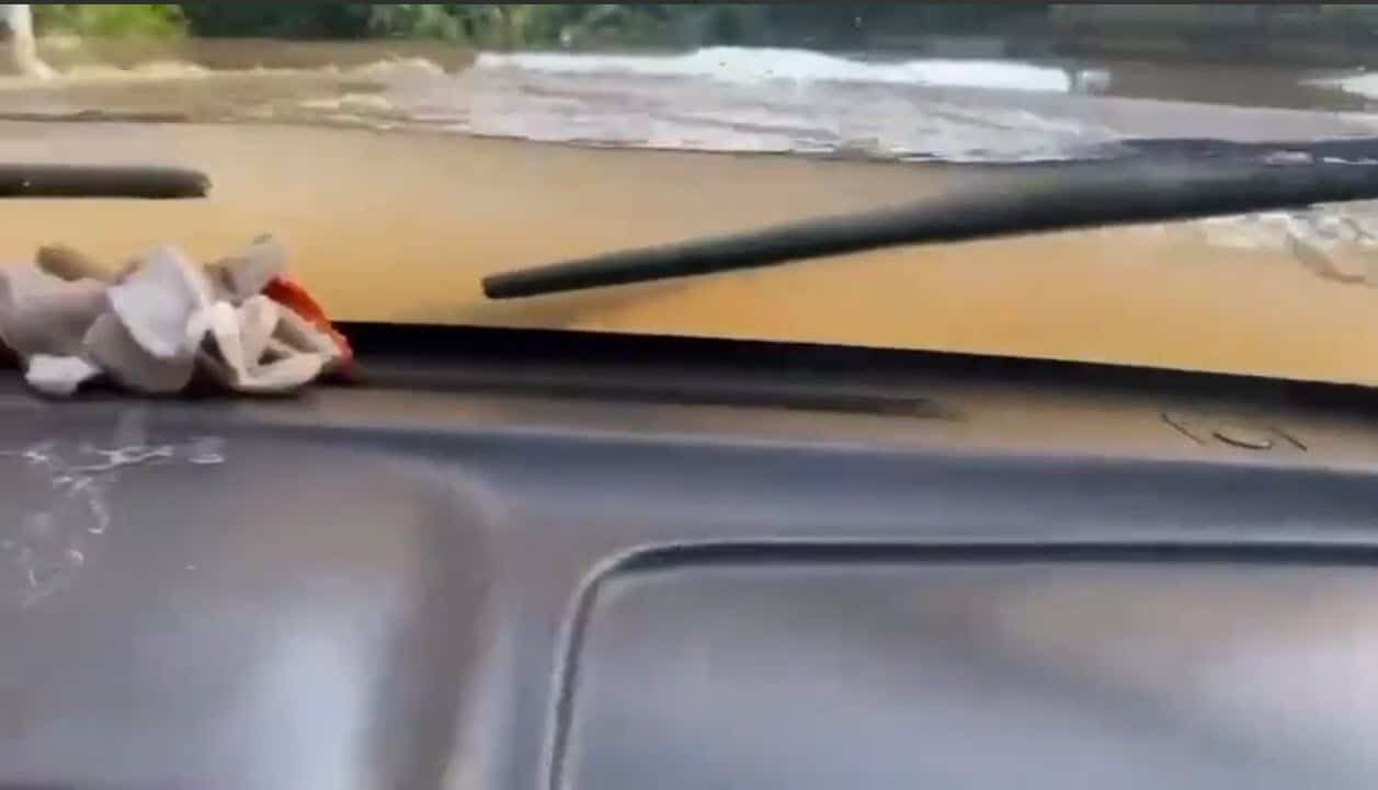 Alluvioni straordinarie in Cina. Auto allagata. Video meteo