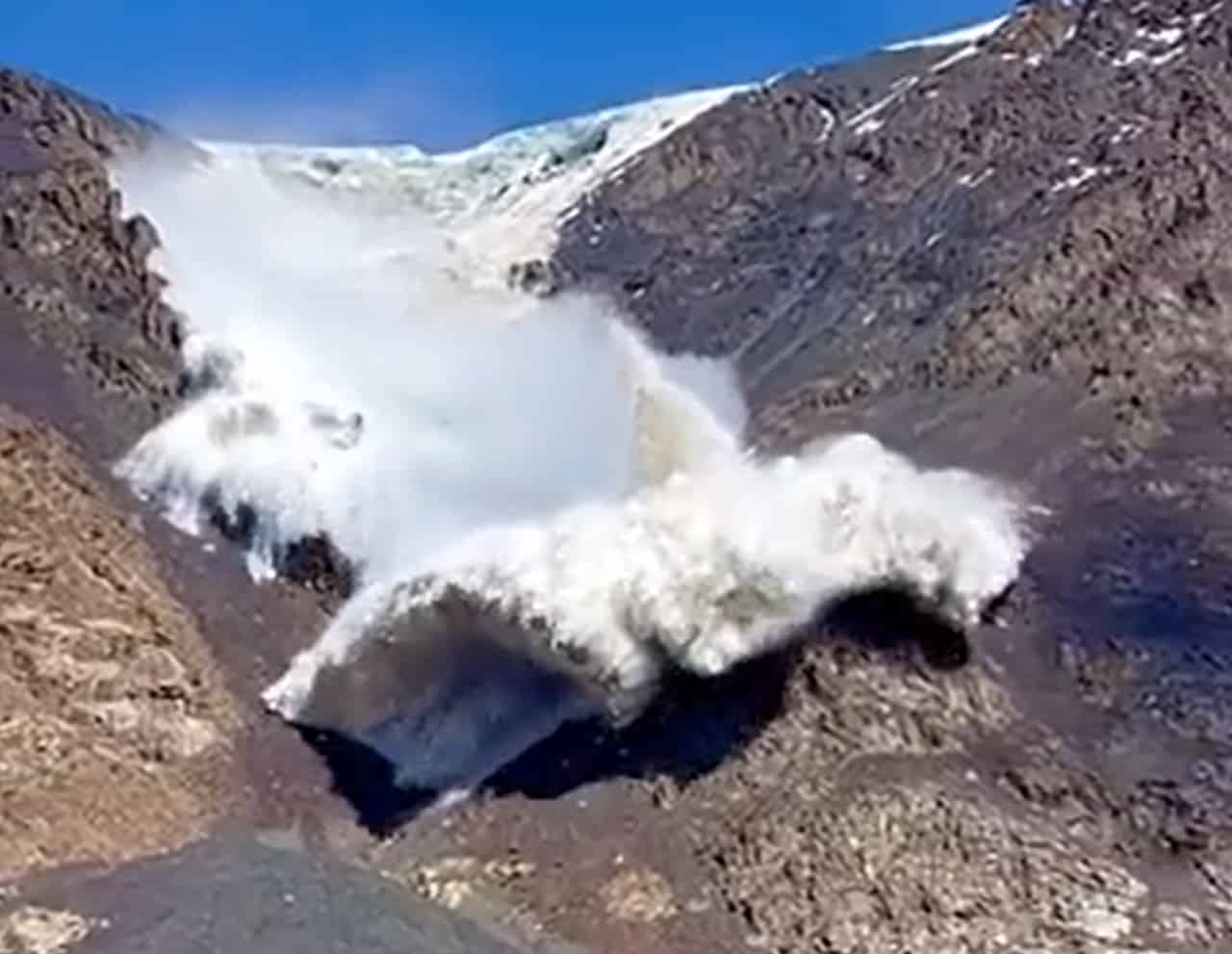 Video meteo: escursionista travolto dal crollo di un enorme ghiacciaio