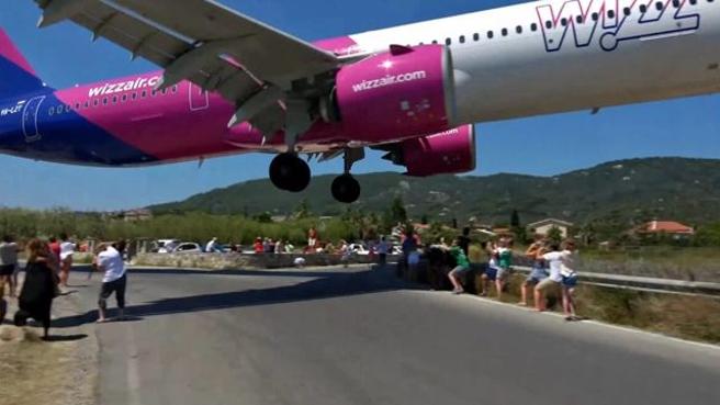 Grecia, bagnanti sfiorati da aereo