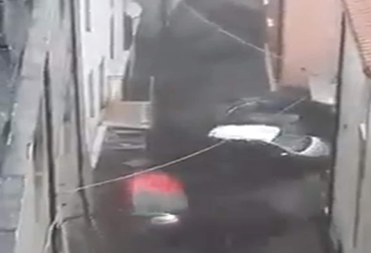 Alluvione a Monteforte Irpino: fiumi di acqua e fango, auto travolte. Video