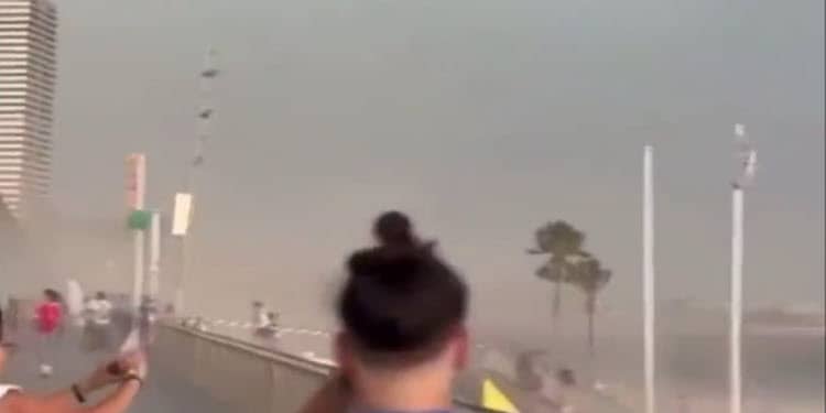 Tempesta arriva su Barcellona, in Spagna. Video Meteo