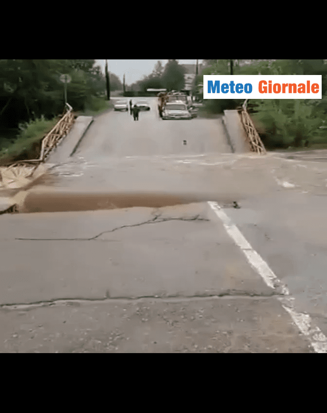 Forti piogge in Russia, strade spazzate via. Video meteo