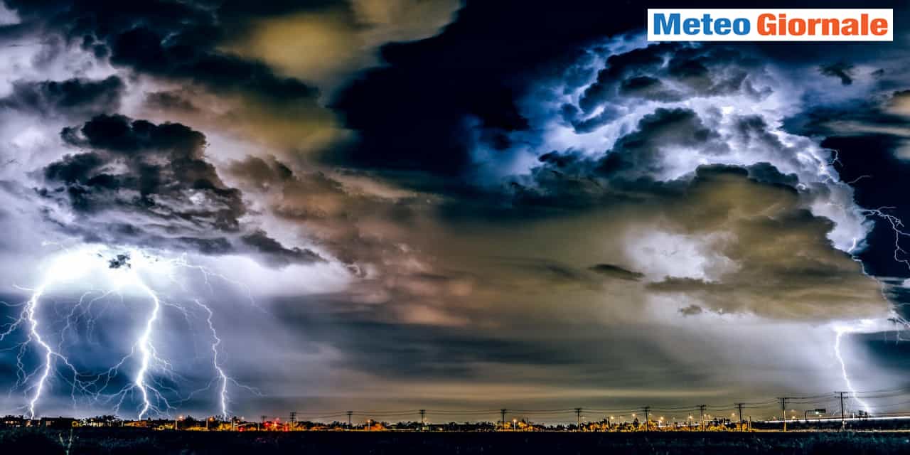 Meteo: arriva il temporale, ecco come ripararsi dai fulmini