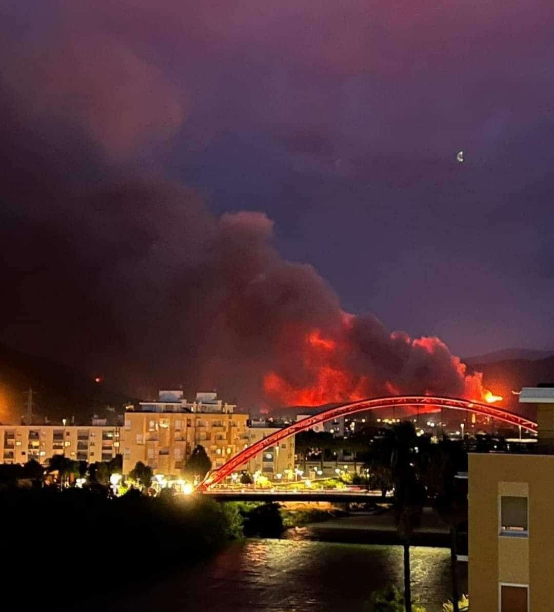 Foto del grosso incendio tra Albenga e Arnasco, 40 persone evacuate. Foto