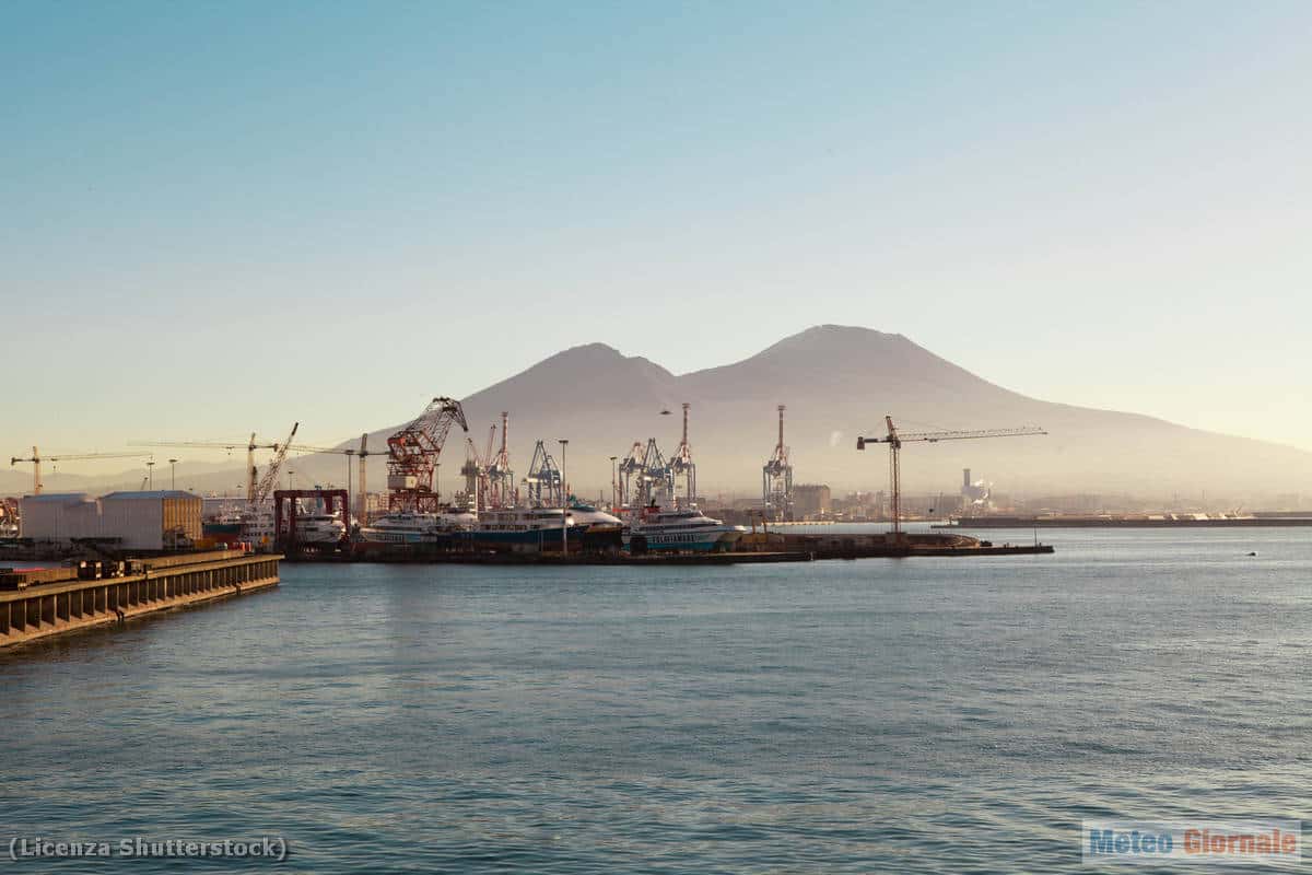 Meteo NAPOLI: caldo afoso, clima tropicale, qualche temporale