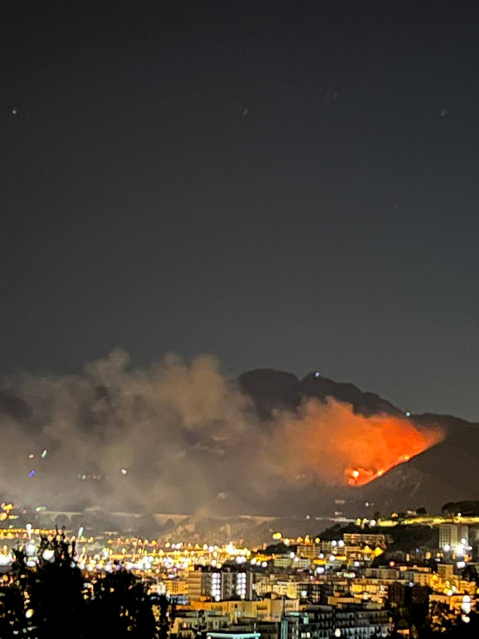 Grosso incendio tra Salerno e Vietri sul mare