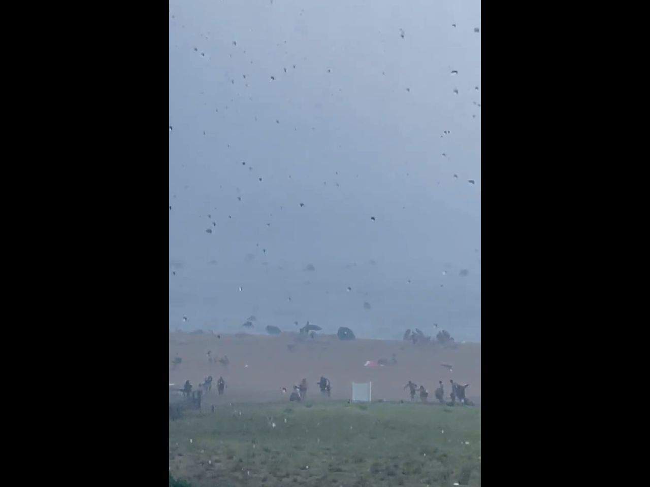 Volano via gli ombrelloni in una spiaggia. Caos. Video meteo