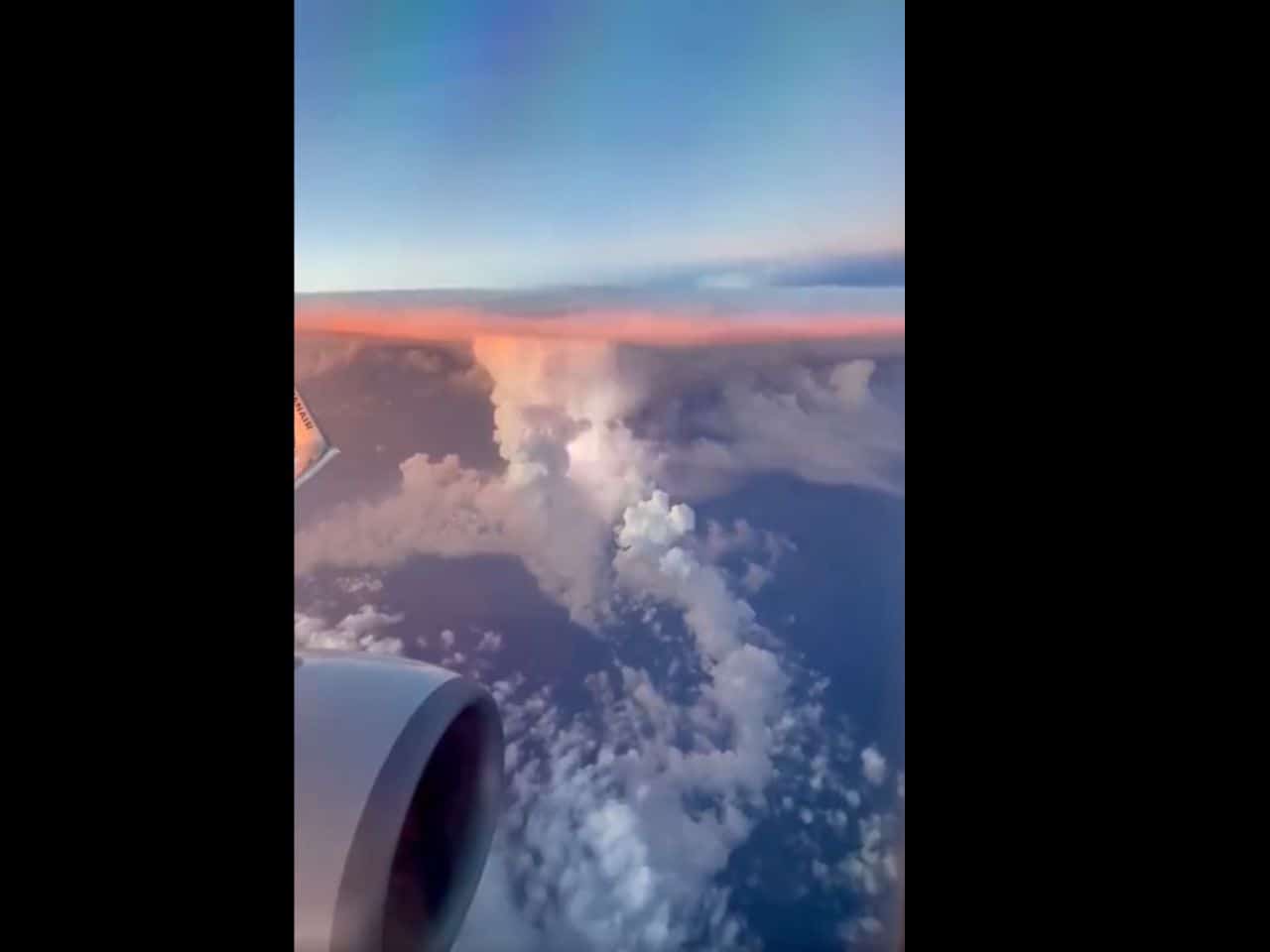Temporale su Salerno, visto da un aereo. Video meteo
