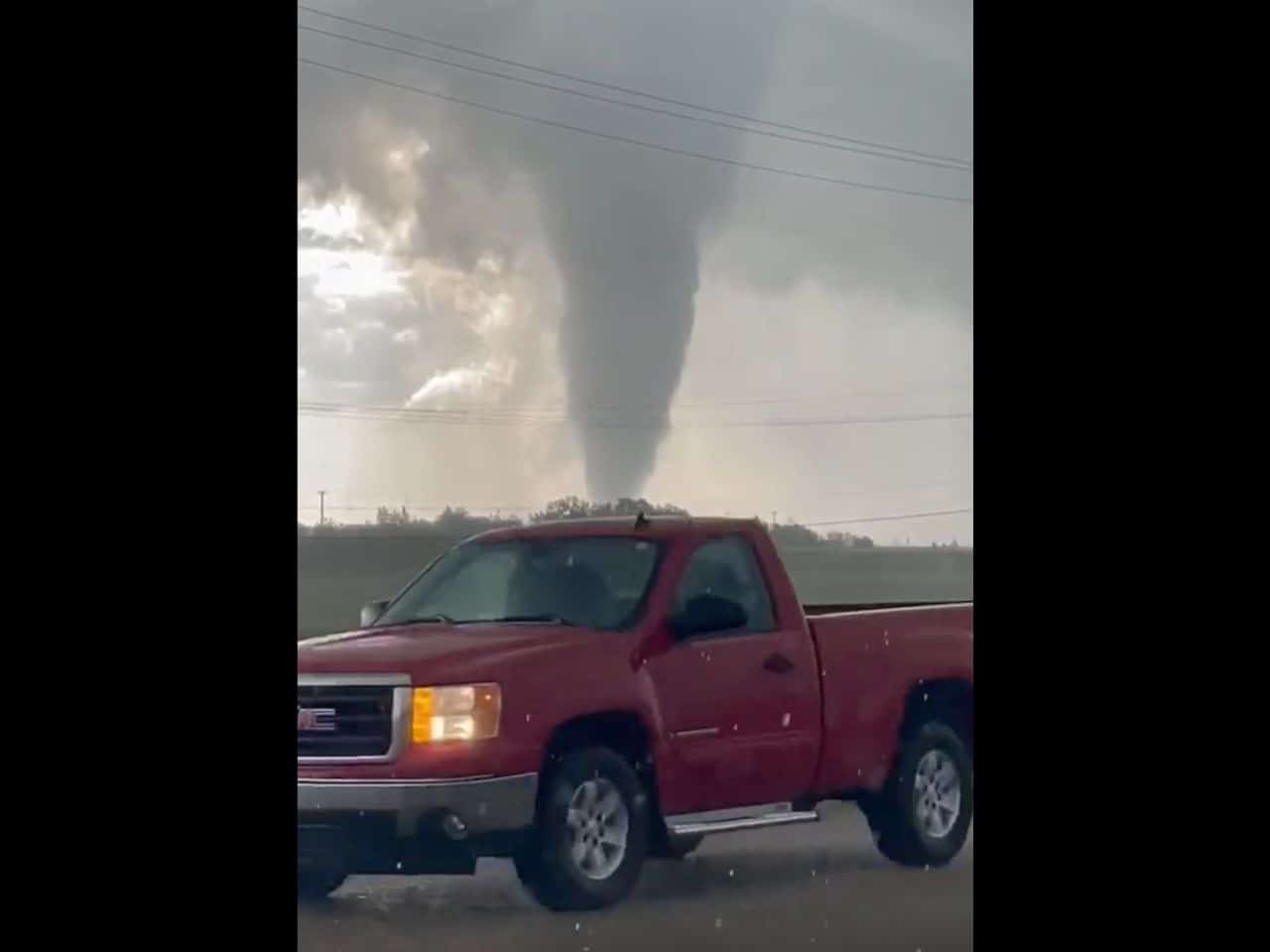 Tornado vicino alla città di Coronation, in Canada. Video