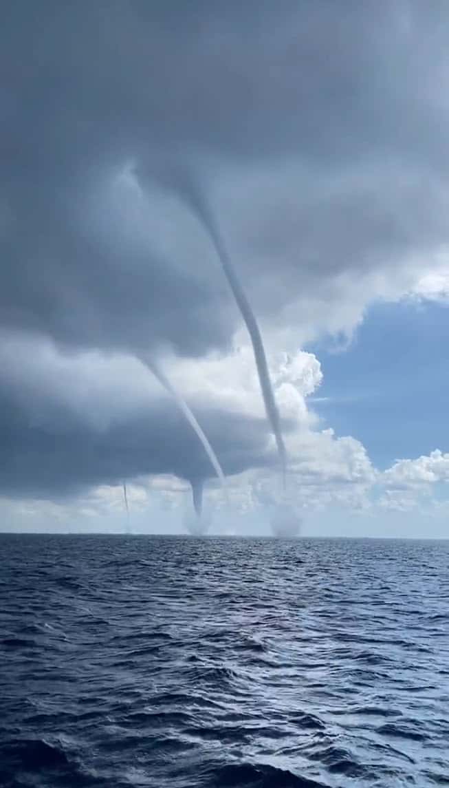 Trombe Marine al largo di Maiorca. Scena dalla parvenza apocalittica. Video meteo