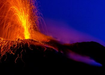 Shutterstock 1042777147 350x250 - Etna torna a dare spettacolo: esplosioni, boati e fontane di lava. Il video
