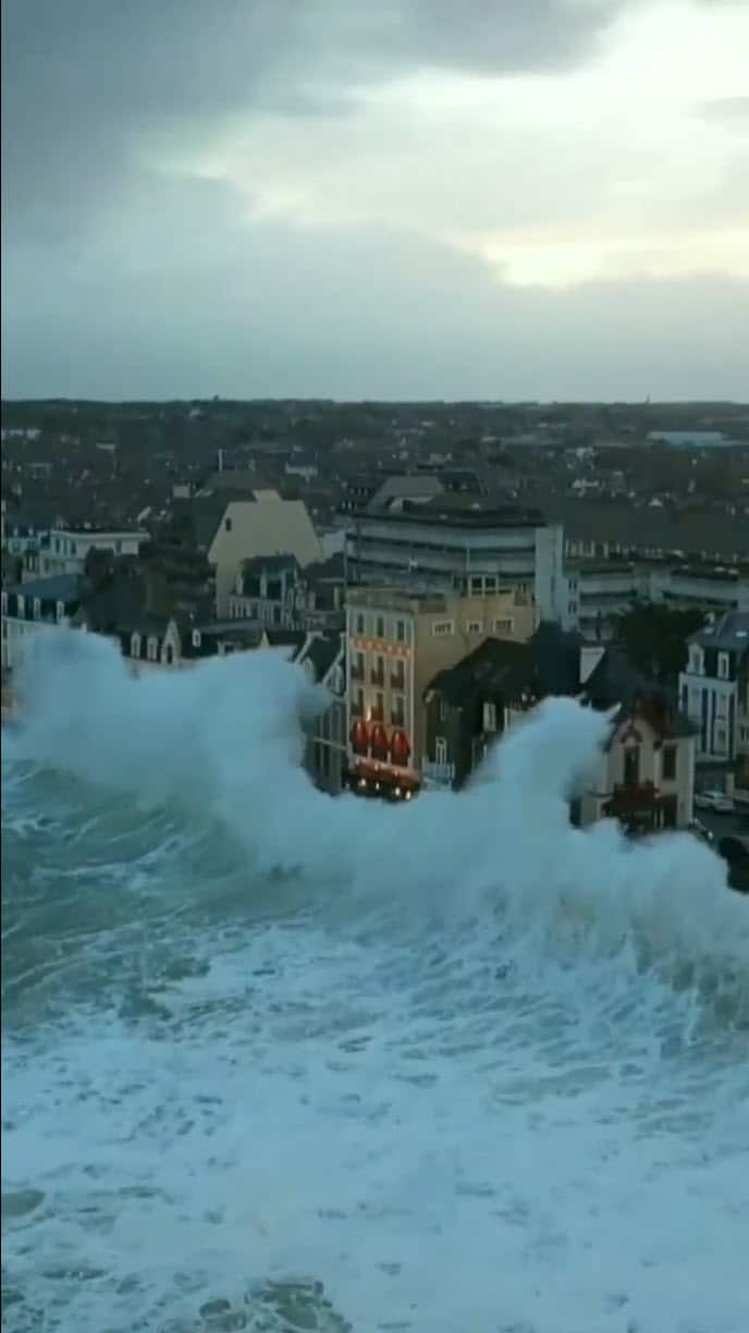 Onde giganti che sbattono contro le abitazioni in Francia. Video meteo