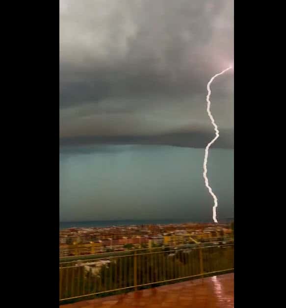 Fulmini a Salerno. Video meteo spettacolare