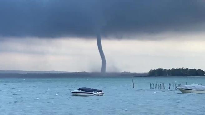 Enorme tromba d'acqua sul Lago di Garda. Video meteo