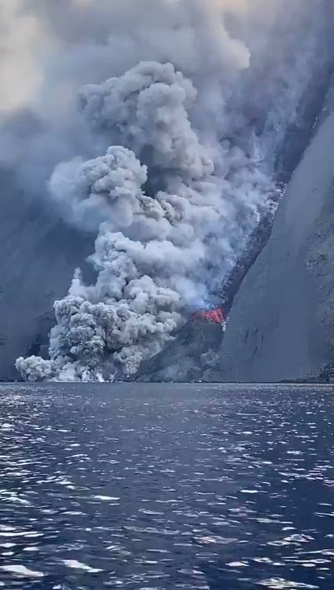 Stromboli, esplosioni piroclastiche del vulcano. Video